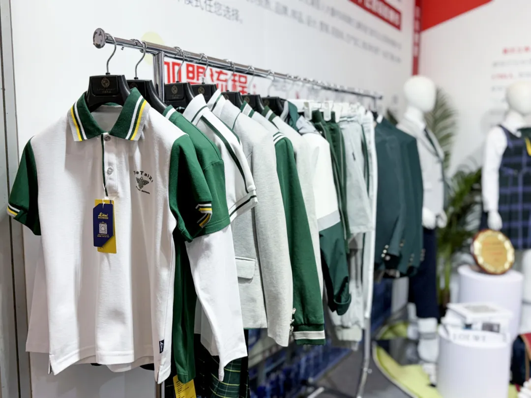 草莓视频APP色版下载校服展示.jpg