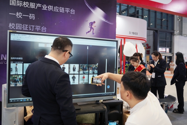 草莓视频APP色版下载校服AI展示.jpg