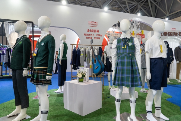 草莓视频APP色版下载中學夏季校服定製.jpg